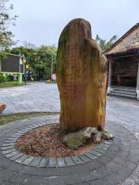 在廣西防城港北侖河大橋下面矗立著一座百年界碑，就是光緒年間設立的欽州5號界碑