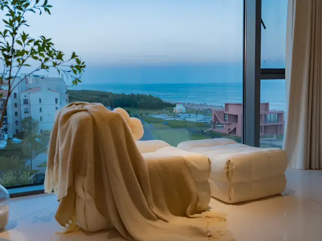 Aranya high-end internet-famous seaside B&B with a 270-degree sea view, where you can lie in bed and watch the sunrise