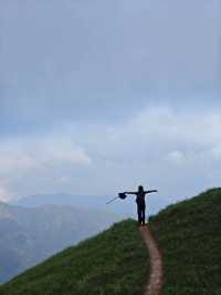夏日徒步旅行目的地，感受山頂的風和陽光