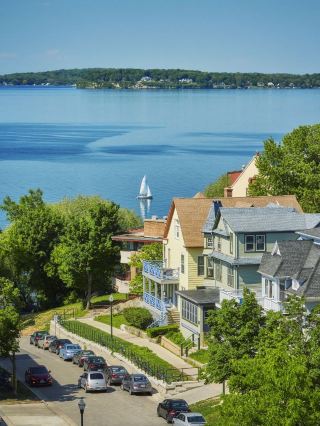 Madison's Must-Stay: Cozy Charm & Scenic Views! 🌟🏨