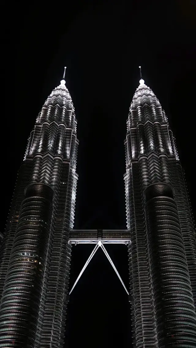 "Kuala Lumpur: Exploring the Multicultural Treasures of Southeast Asia"