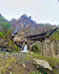 陡峭山壁中的察汗河。