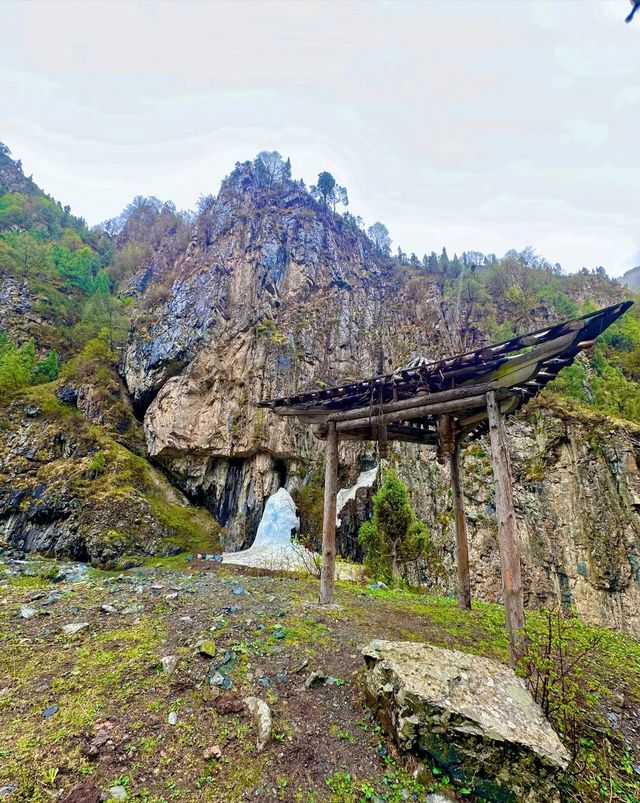 陡峭山壁中的察汗河。