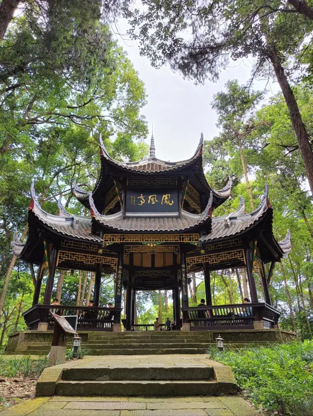 쓰촨 여행 | 산 입구에 있는 첫 번째 사원–어메이산 바오궈쓰.