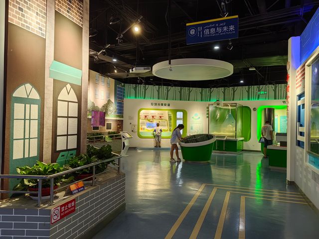 在庫爾勒逛逛科技館。