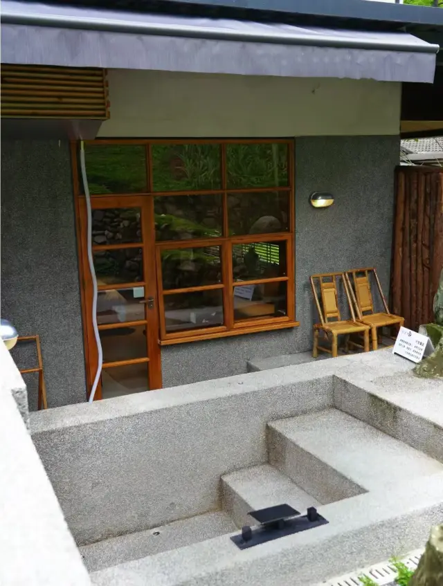 At the foot of Xiling Snow Mountain, I stayed in a beautiful private hot spring homestay. 