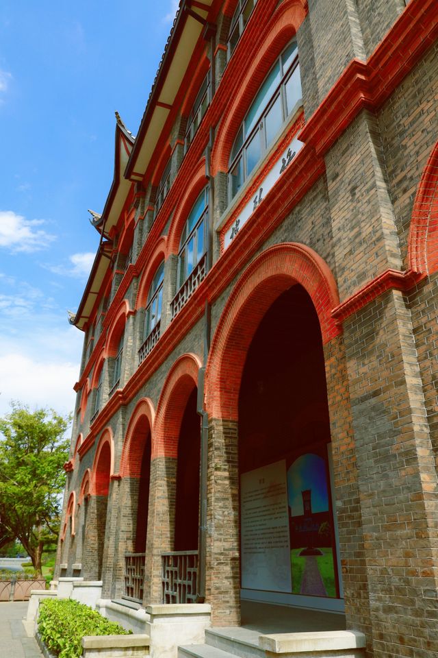 一座堪稱歷史建築博物館的大學。