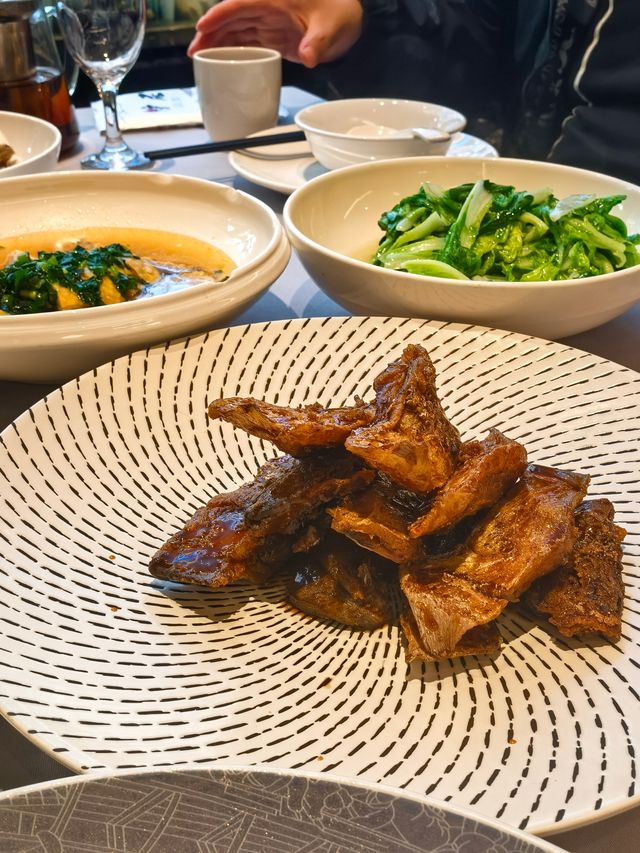 爐居＆聞喜路美食街佼佼者，上海本幫菜一只鼎