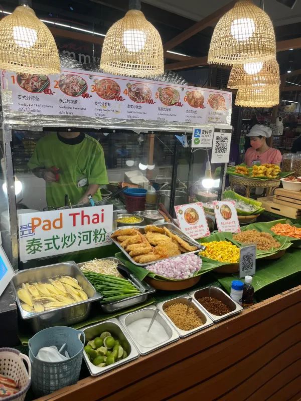 Explore the Must-Try Eats at Icon Siam's Floating Market!
