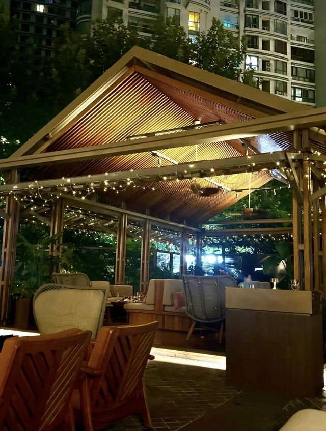 上海素凱泰酒店，溫馨舒適，位於威海路，鄰近地鐵2號線、12號線和13號線，交通便利。