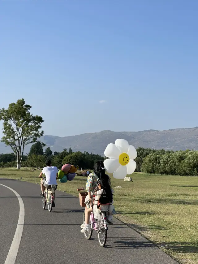 Cycling along the Erhai Lake in Dali is truly wonderful.