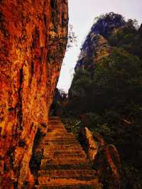 仙華奇峰秀，雲霧繞山幽，仿若仙蹤留