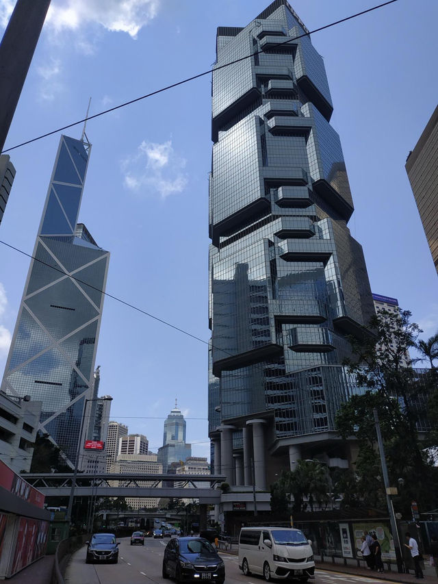 🌃 Hong Kong: A City of Contrasts 🏙️   