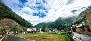 A Chance Encounter in Juyukou: A Rain That Turned the Village into Poetry