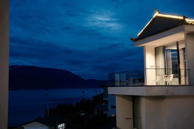 住進大理嘅浪漫詩行裡，係同洱海共眠，係枕住花園海景入夢
