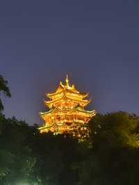 呢場大雨澆唔熄我對重慶嘅熱情！啱啱打卡完絕美夜景觀賞地鴻恩閣，即刻嚟俾你哋安利呢個寶藏景點 鴻恩