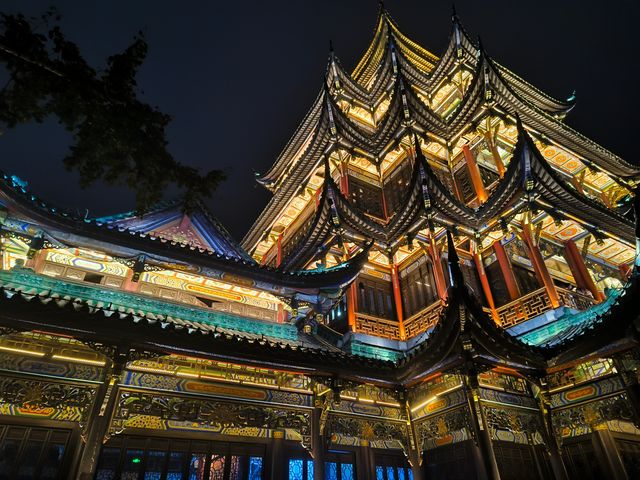 呢場大雨澆唔熄我對重慶嘅熱情！啱啱打卡完絕美夜景觀賞地鴻恩閣，即刻嚟俾你哋安利呢個寶藏景點 鴻恩
