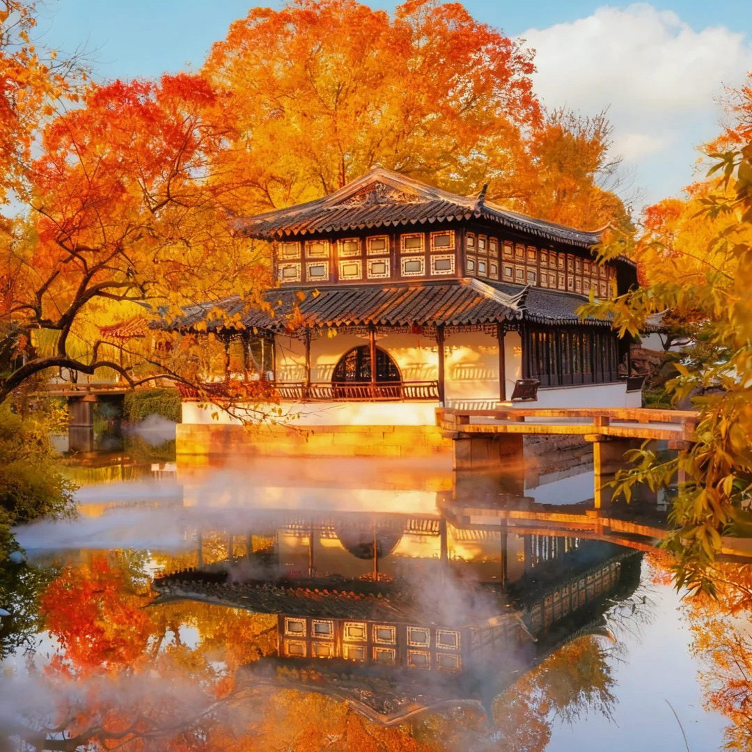  

11月的江南秋色更加令人心動。蘇州的秋天有著一去難忘的魅力。今年秋天，為您介紹在蘇州完美旅行的指南！

🗺️ 2天1夜行程

· 第一天：拙政園 → 平江路 → 山塘街
· 第二天：石湖景區 → 上方山國家森林公園 → 古鎮 → 甪直水鄉船遊

📸必訪10大秋季景點

1. 拙政園：江南園林與金黃樹葉的完美結合
2. 虎丘濕地公園：水中映照的朱紅色落羽松
3. 西園寺：300年銀杏樹的金黃畫面
4. 虎丘山：古塔與紅葉的古樸風光
5. 環水山莊：江南秋天的優雅韻味
6. 留園：紅葉與古典江南風情
7. 丁惠寺：雙塔與金黃銀杏樹
8. 道前街：「萬事如意」寓意的柿子與銀杏大道
9. 鳳橋路：如火焰般的紅葉
10. 天平山：山坡染紅的楓葉波浪

💡秋季旅行小貼士

· 時間安排：建議平日造訪，週末遊客較多
· 服裝搭配：淺色系搭配小面積亮色，與江南景致相呼應
· 當地美食：在平江路與山塘街品嚐桂花糖粥、桂花湯圓等秋季限定美食

蘇州的秋天彷彿漫步在一幅活生生的東方畫卷中。這個浪漫的季節，來蘇州創造屬於您的特別回憶吧！