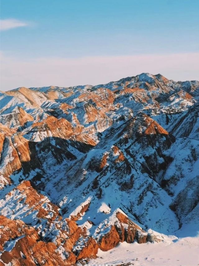 祁連山秋冬奇遇：從色彩派對到靜默雪國 