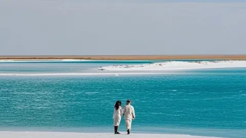 Tempat rahasia di danau garam yang wajib dikunjungi untuk pasangan. — traveler post in Qumarleb County