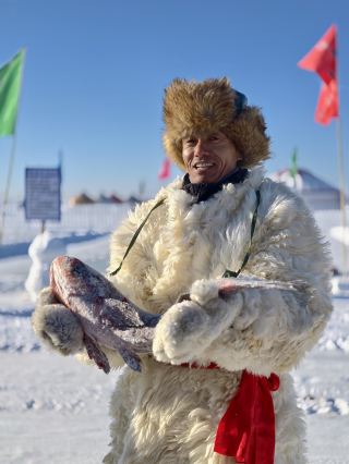 ที่ทะเลสาบเหลียนหวน ซึ่งมีอุณหภูมิต่ำถึง -30 องศาเซลเซียส คุณสามารถแช่น้ำพุร้อนพร้อมชมการตกปลาในฤดูหนาวได้