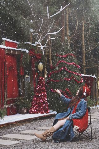 이 소나무 숲에서 100일 동안 살아보고 싶어요! 스팡의 산 중턱에 있는 이 소나무 숲에서 시간이 느리게 흘러가는 듯한 동화 속 정원을 발견했답니다.