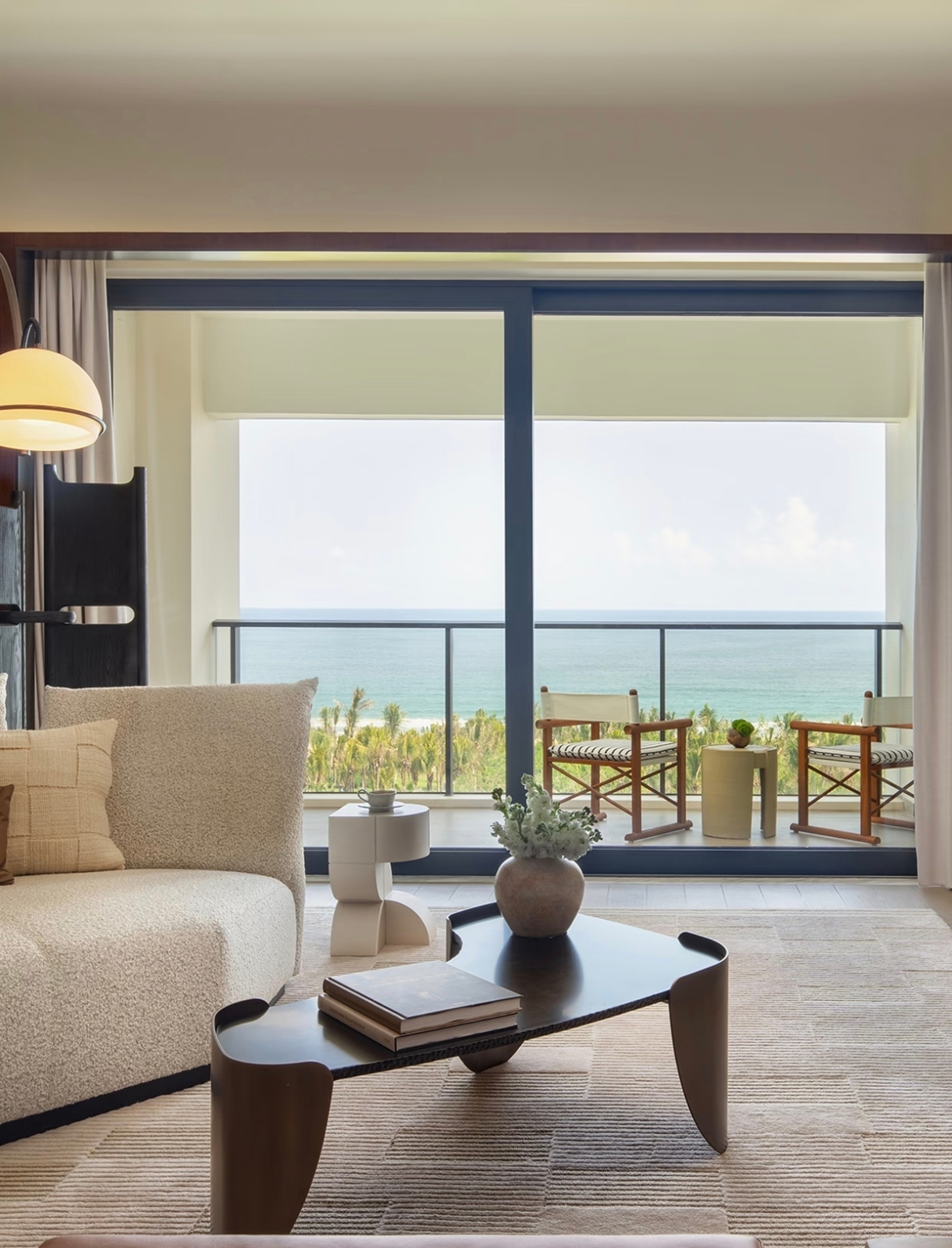 Thời gian tôi làm việc tại khách sạn Kimpton ở Clearwater Bay suốt một tháng trời toàn là làm thêm giờ liên tục; tôi cảm thấy hoàn toàn kiệt sức. Tôi quyết định thu dọn hành lý và bỏ trốn đến Hải Nam. Ai mà ngờ được...
