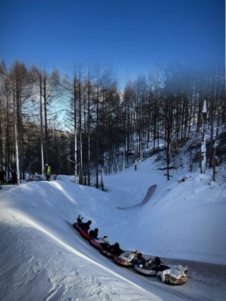 Relive childhood fun! Yulong Creek's 2000-meter real-life Snake game, lots of joy shuttling through the snow