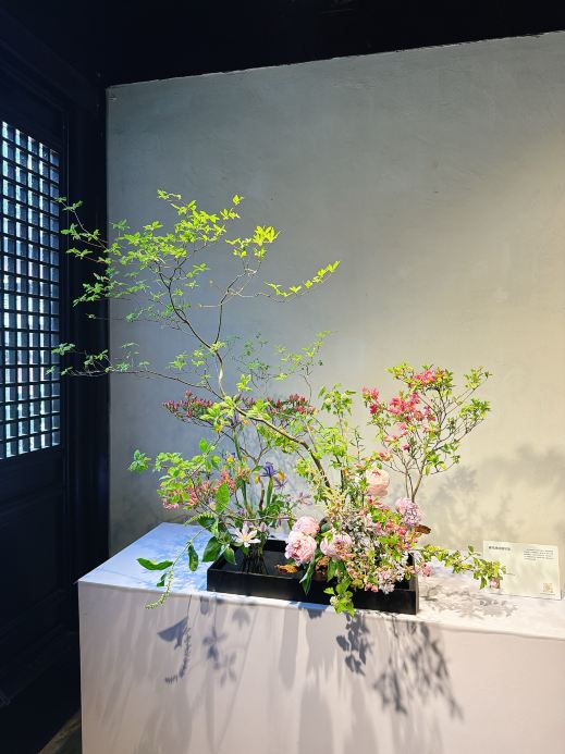 大型花瓶　中国製　女人図　花　-SO 静安花卉祭り 蘇河湾天后宮いけばな展 | Trip.com 上海