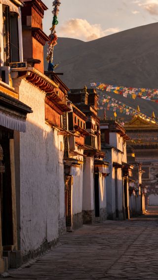 甘加秘境的白石崖下，雲走得比時間還慢