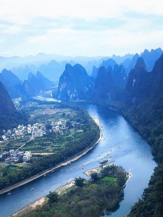 The ultimate, tried-and-tested itinerary is here! It seamlessly connects Guihai Qinglan + Guilin city + all must-visit spots in Yangshuo. Transportation is worry-free, pitfalls are avoided, and you can enjoy your trip without staying up late to plan👇
📍Recommended route
Day 1 Guihai Qinglan for great photos → Guilin city for food and sightseeing → Day 2 Xingping CNY 20 backdrop photo op → Xianggong Mountain → Yulong River bamboo raft → Day 3 Ten-Mile Gallery → Yangshuo West Street
🚗Transportation
· Guilin city → Guihai Qinglan: A 20-minute taxi ride from the city center, costing about CNY 15–25, is the most worry-free option.
· Guilin – Yangshuo: Take the 40-minute high-speed train from Guilin Station to Yangshuo Station, then transfer to a bus to the county town. Avoid unlicensed taxis at the station.
· In Yangshuo, renting an e-bike for CNY 30–50/day is a must for convenient travel.
· Xianggong Mountain: Carpooling, chartering a car, or self-driving is recommended. From Xingping, you can take a CNY 5 ferry + sightseeing bus up the mountain.
🏞️Attraction tips
✅Guihai Qinglan
Known as "Guilin's Little Switzerland"! 3,600 mu of grassland is surrounded by karst peaks, with lakes reflecting the mountains—the healing vibes are off the charts. Best time to visit is 8:00 AM or 4:00 PM. Tickets are CNY 35, and 2–3 hours is enough for a visit.
✅Guilin city
No need to rush around! After returning from Guihai Qinglan, stroll through Dongxi Alley for Guilin food, enjoy the night view of Two Rivers and Four Lakes, and just view Elephant Trunk Hill from a distance. It's all about a relaxed pace.
✅CNY 20 backdrop photo op
Navigate directly to "CNY 20 Viewing Platform." This free spot faces the exact same scenery. On a sunny day, hold up a banknote for a comparison shot—it looks amazing.
✅Xianggong Mountain
Climb to the top to overlook the first bay of the Li River. The layered karst peaks look like an unfolded ink painting! For sunrise, we recommend carpooling and leaving in the early morning. It's less crowded and beautiful, and it's legendary during the sea-of-clouds season.
✅Yulong River bamboo raft (must-do)
Choose the Jinlong Bridge to Jiuxian highlight section! One raft seats two people; solo travelers can share a raft.
✅Ten-Mile Gallery
Just take it slow on an e-bike! The rice paddies, karst peaks, and streams along the way form a painting, and the sunset at Gongnong Bridge is stunning. We recommend leaving after 4:00 PM to avoid the harsh sun.
✅Yangshuo West Street
Go at night! It's just an ordinary commercial street during the day.
❌Hard-learned tips to avoid pitfalls
1. For bamboo rafts, choose Jinlong Bridge.
2. Don't trust low-priced one-day tours; they are traps.
3. When renting an e-bike, take photos of the whole vehicle to check for damage and check the battery level to avoid being scammed for scratch fees when returning it.
4. Don't just walk into any bar or travel photography shop on West Street. Ask about prices clearly to avoid hidden costs.
6. The timed electric carts at Guihai Qinglan are expensive. The CNY 30 per person sightseeing bus or walking is more cost-effective. The pet park requires a separate ticket; buy it only if you need it.
The right way to experience Guilin and Yangshuo is never about rushing between attractions. Strolling slowly through the landscapes and enjoying the food is the only way to do justice to this world-class scenery. Save this guide, and you can avoid all the pitfalls even on your first visit~
