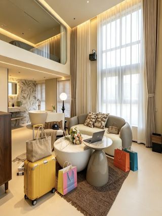 This affordable loft hotel on Zhongshan Road in Xiamen is such a great place to stay!
✔Spacious loft space ✔Well-equipped facilities ✔Large floor-to-ceiling windows
Suitable for students, couples, and families. Friends planning a summer trip to Xiamen can book this hotel directly.
📍Convenient for visiting Gulangyu
The loft is right outside Zhongshan Road Pedestrian Street, and it's not far to Gulangyu. There's a subway station nearby, and a popular bakery is just a short distance away—it smells heavenly! It's also convenient to get to Xiamen University, Nanputuo Temple, and the Xiagu Ferry Terminal from here.
🏠New decor
This hotel opened this year, so the environment and facilities are excellent. It's very spacious with 2 rooms, more than enough for 4 people. It's also equipped with a huge projector, offering a great audiovisual experience.
🧺Thoughtful service
The front desk staff proactively helps with luggage and shares tips on fun places to visit. The owner is also very welcoming and even arranged an outdoor barbecue. Plus, the toiletries are single-use, so you can stay with peace of mind.
Friends planning to come to Xiamen in August should check this place out.
The text and images are authorized; please do not flag!