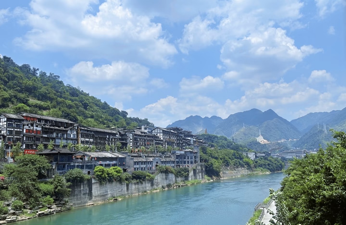 A One-Day Tipsy Photo Tour in Zunyi | Stay at Ji Hotel, Explore Maotai Town, and Visit the Liquor Capital of China