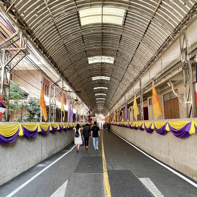 曼谷市區，超過20層高既巨大金佛