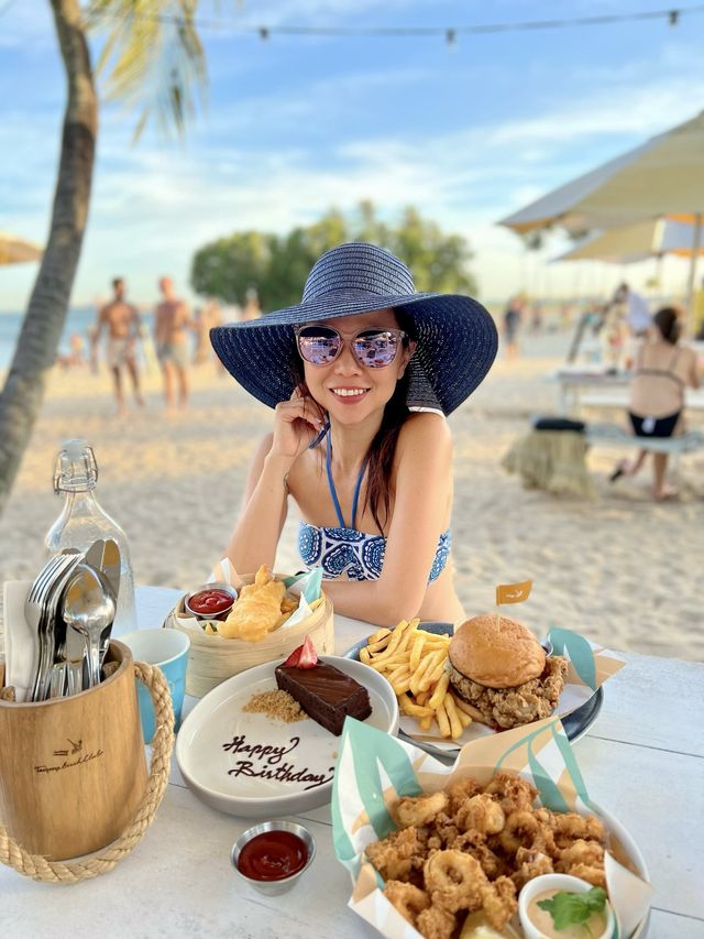 Beach lover heaven in Singapore 💙🌊