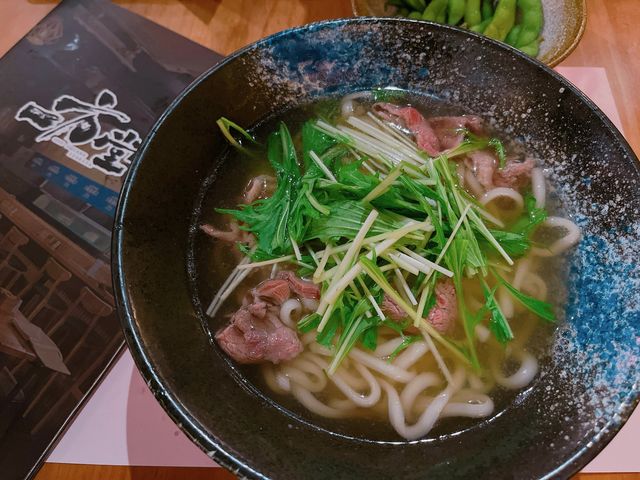 餐廳既裝修及佈置都充滿日本居酒屋特色,環境舒適氣氛一流~食物方面,除左串燒、日式小食及烏冬外,亦提供大量新鮮刺身及時令海鮮,食物種類夠多元化~ 餐廳既裝修及佈置都充滿日本居酒屋特色,環境舒適氣氛一流~食物方面,除左串燒、日式小食及烏冬外,亦提供大量新鮮刺身及時令海鮮,食物種類夠多元化~
