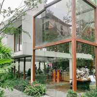 ร้านคาเฟ่สไตล์ในสวนกลางใจเมือง - ขมิ้น
