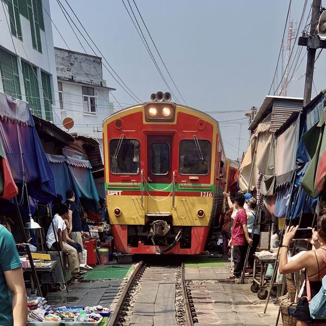 😍🚂Railway Market in BANGKOK🍎🥕