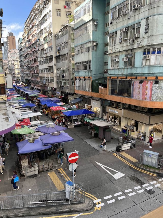 香港特色街道之一。旺角花園街