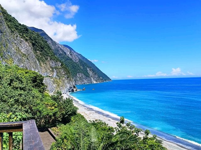 這湛藍的海水，跟天，假期就該這樣徜徉