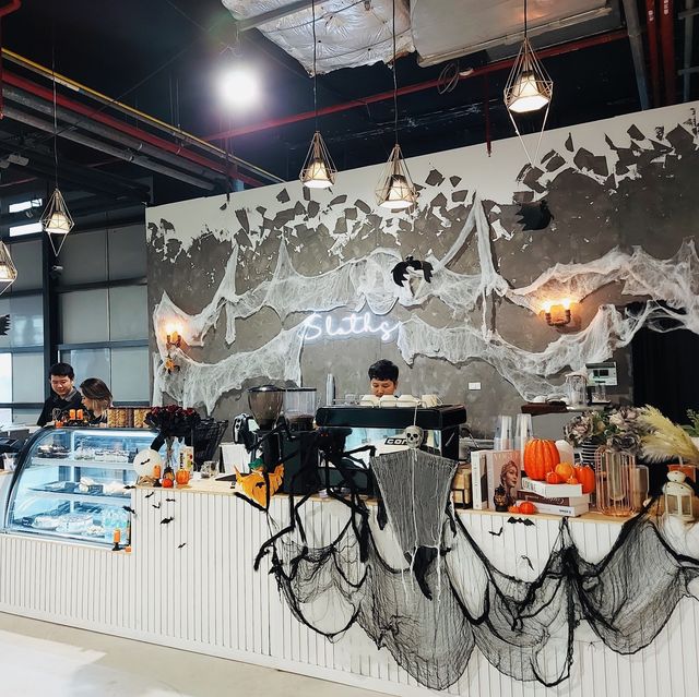 นั่งชิลกินของหวานและเครื่องดื่มที่ Sloths Cafe’🥤