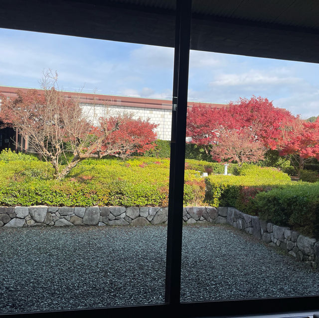「有田陶瓷文化館」免費參觀，享受咖啡與美景。推薦來訪