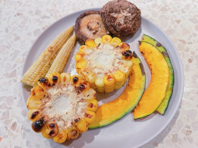大量和牛、海鮮、小食及甜品任點任食，食物種類夠晒多元化，性價比極高，值得一試~