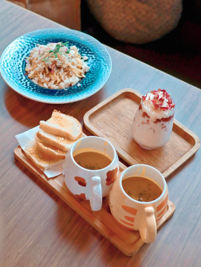 浪漫花海打卡Cafe ~ 走過十萬八千里找到你  