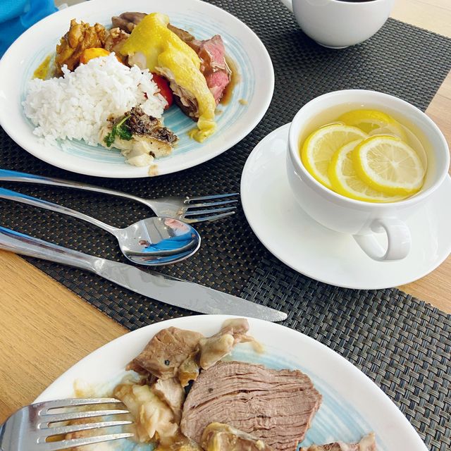 滿座！一百多依客人， 人聲鼎沸！食物豐富 ！