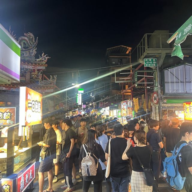 台北士林夜市｜觀光客必來的夜市，人潮滿滿