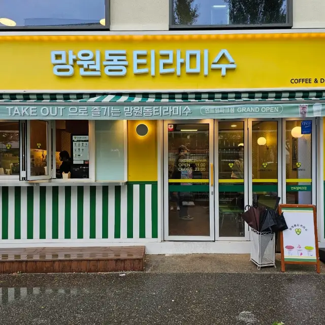 คาเฟ่ทีรามิสุร้านดังที่ย่านฮงแด โซล เกาหลีใต้