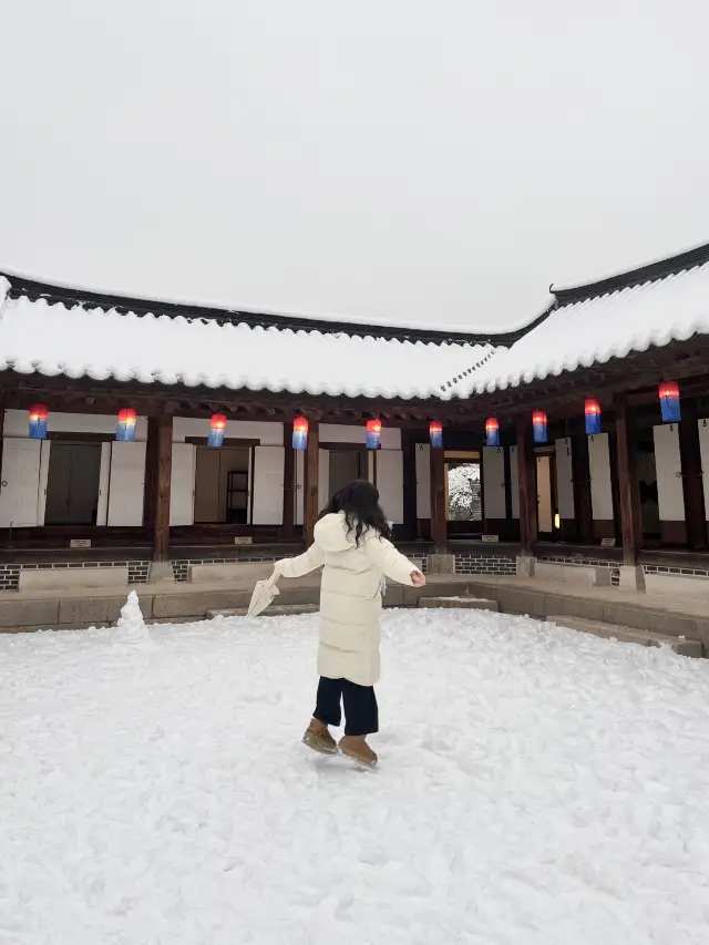 눈에 뒤덮인 한옥 마을이 서울에 있다고!?❄️