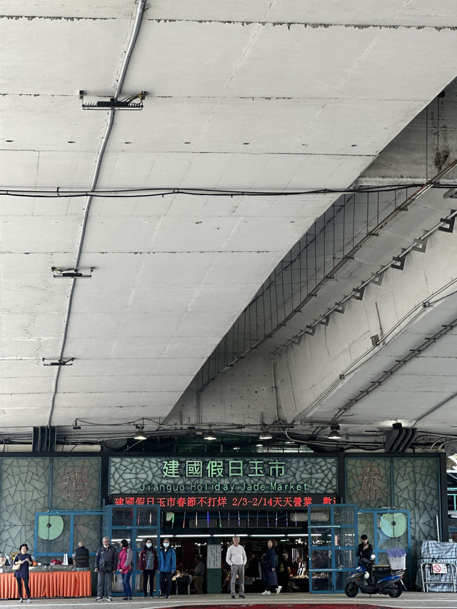 建國假日花市：花卉與玉器的亞洲最大市場 🌸🛍️