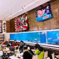 【長野県/下諏訪町　10mの巨大な水槽がある🐟新鮮で肉厚なお刺身定食が食べられる食堂】
